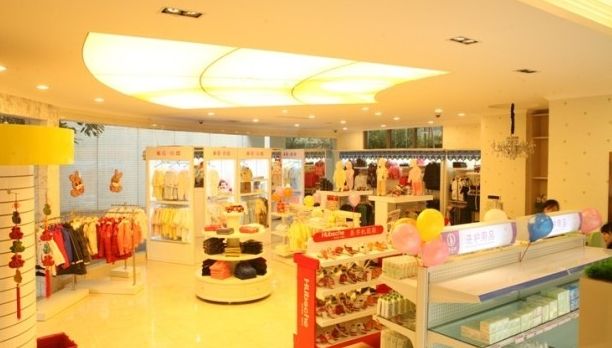 剛開(kāi)業(yè)四個(gè)月的小店關(guān)門(mén)歇業(yè)，原因有兩點(diǎn)：一是甲醛超標(biāo)了5倍多，二是老板娘因此流產(chǎn)了……