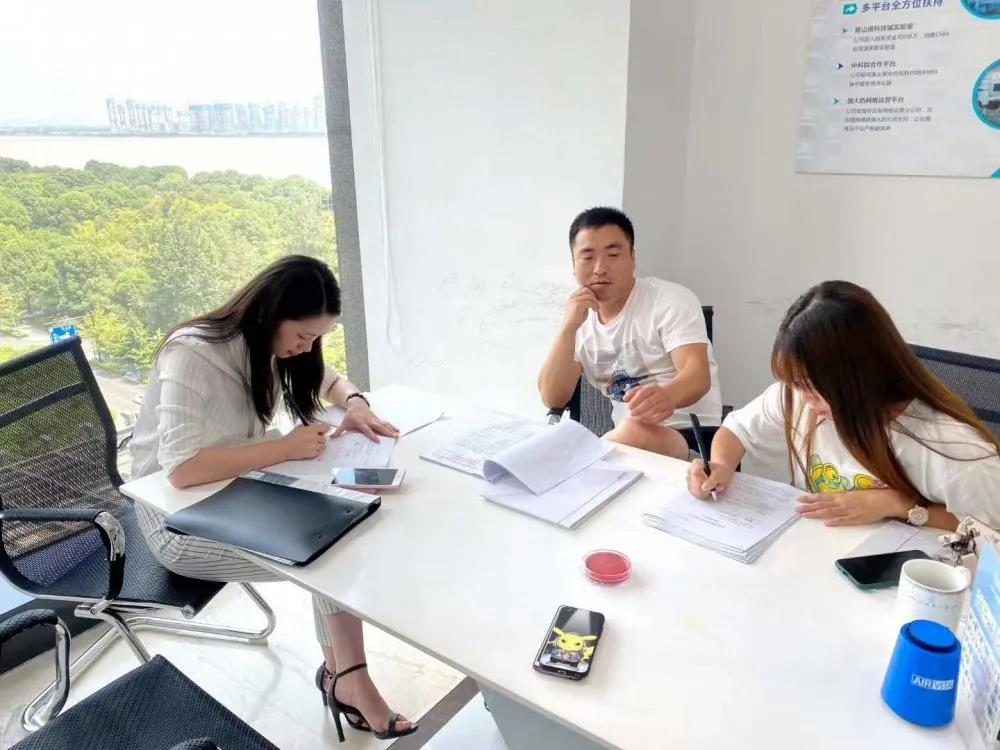 熱烈祝賀高總夫婦簽約創綠家河北省張家口市區級代理！