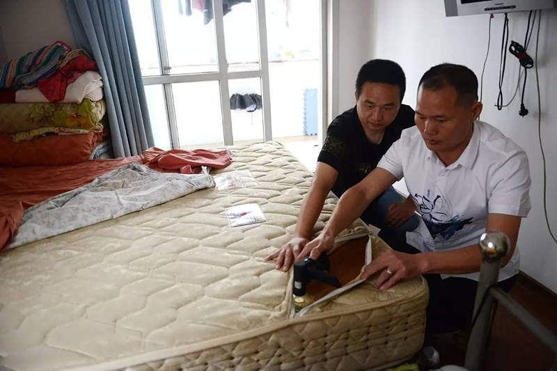 南京美女睡了10年的床墊，掀開(kāi)后把全家人都嚇傻了……