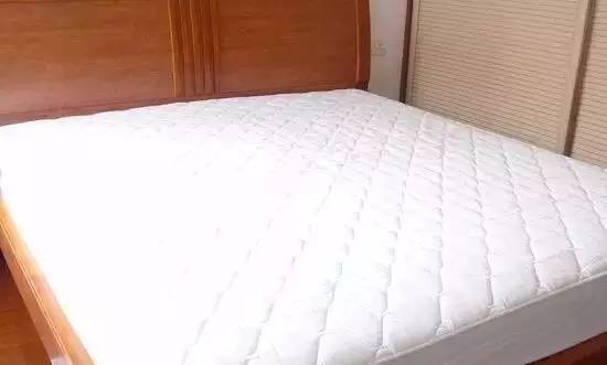 南京美女睡了10年的床墊，掀開(kāi)后把全家人都嚇傻了……