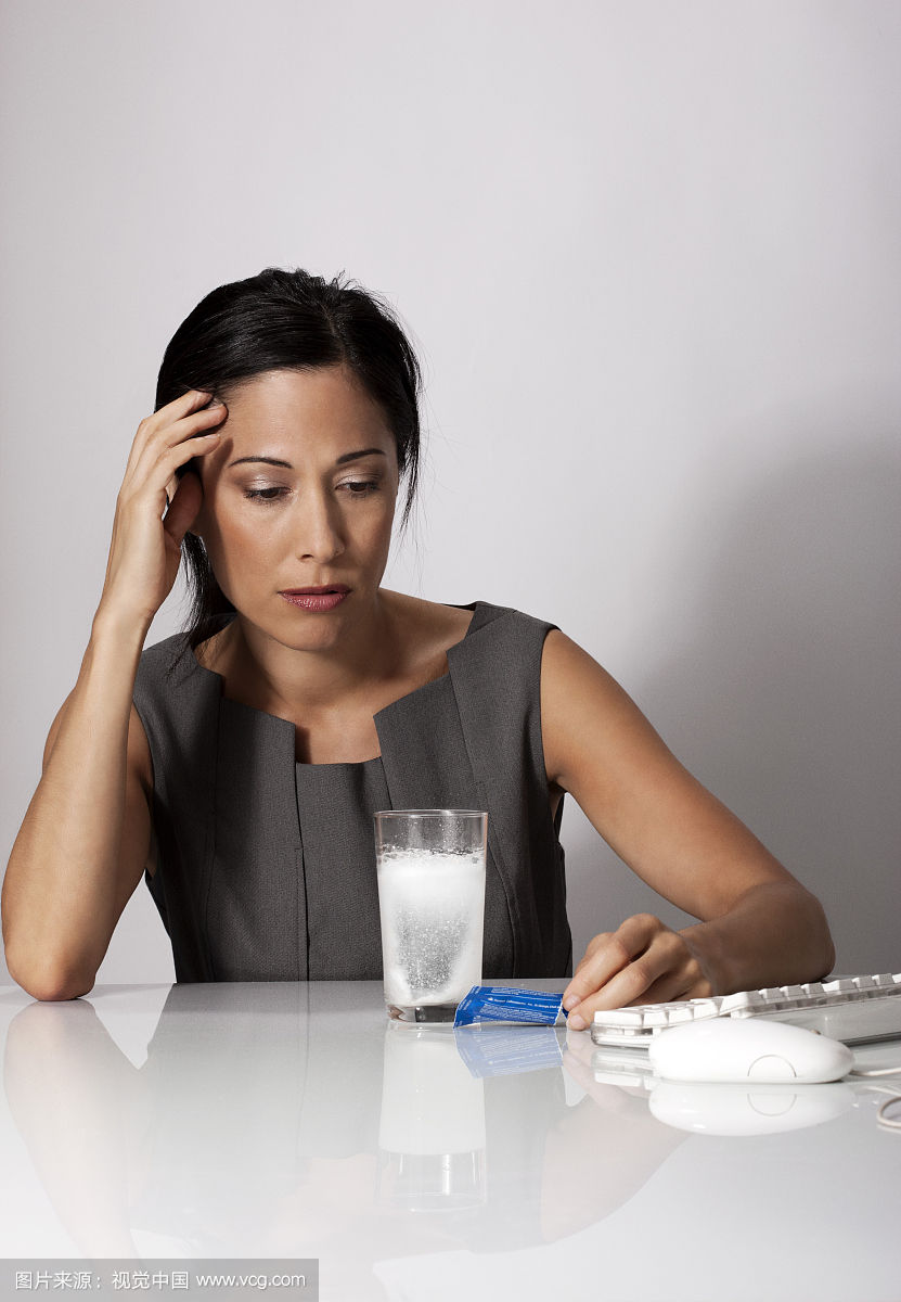  新房裝修后裝修污染？入住之前需要除甲醛嗎？這是大家在入住前***的疑問。甲醛對身體是有害是眾所周知的，那么，甲醛對人體的危害是什么? 除甲醛公司專家總結了五種常見的甲醛引起的癥狀，如果出現這些癥狀，那么您就需要注意啦！！！ 一、胸悶氣短： 一些業主在搬進新家后常常感覺到胸悶氣短、呼吸不暢，但去醫院檢查又沒有發現任何心肺問題，這種情況很有可能是甲醛中毒引起的。胸悶是甲醛中毒常見癥狀之一，一般在輕度或中度中毒時出現。所以，如果時常在家中感到胸悶，首先應去醫院排除心臟問題，然后再確定是否是甲醛超標造成的。 二、呼吸系統刺激： 回家開門的一瞬間，家的溫馨氣息就會撲面而來，但新家不是這樣，新業主每次回家聞到的***縷空氣往往伴隨刺鼻的化學品氣味，怎么會感受到溫馨呢？這種裝修特有的刺鼻氣體的主要有害成分就是甲醛，多數家庭可在通風一個月時間明顯減輕（注意減輕并不等于消除），但如果通風一個月還沒有改觀，那就應該考慮治理室內空氣污染了。 三、眼睛不適、無故流淚： 當人們切洋蔥的時，***感受到嗆的也是眼睛，然后是鼻子。眼睛是人體最敏感脆弱的器官之一，當外界空氣中存在刺激性分子，眼睛往往是***感受到的。甲醛的一大危害就表現在對粘膜的刺激，甲醛屬于原漿毒物質，能與蛋白質結合，使眼睛感到刺激、干澀、不適，甚至流淚。 四、易生病，抵抗力下降： 我們生活的環境中，無處不存在著看不見的細菌病毒，因為身體擁有強大的免疫力才使我們免受這些病菌的感染。但長期生活在甲醛超標的環境會使免疫系統遭受破壞，降低人體抵抗力，不能有效地防御外界病原微生物的侵入，從而導致疾病發生。家人入住新居后經常感冒，尤其是老人兒童，感冒后一個星期也不見好轉，這都可能是甲醛超標引起的。 五、頭暈、乏力、嗜睡： 甲醛可影響人的造血系統，輕則引發貧血，嚴重的甚至可能導致白血病。有調查指出，醫院血液科病房中三成以上白血病患者的家庭在兩年內進行過裝修。而兒童因裝修患病的幾率更高，占患病兒童的半數以上。當人體血液供應不足時，就會經常感到疲憊，走路都沒有力氣。因此，入住新居后有頭暈、乏力、嗜睡的癥狀，應及時去醫院檢查血常規。 如果您或者家人已經出現了以上的兩種或兩種以上就要做全面的室內空氣治理了哦！